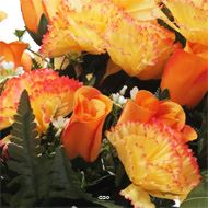 Jardinière funéraire devant de tombe de fleurs artificielles roses et œillets H 50 cm L 55 cm Jaune